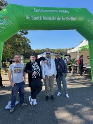 4 résidents à l'entrée du parcours d'orientation