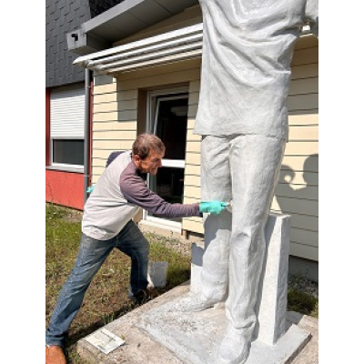 Grégoir en train de rénover la statue